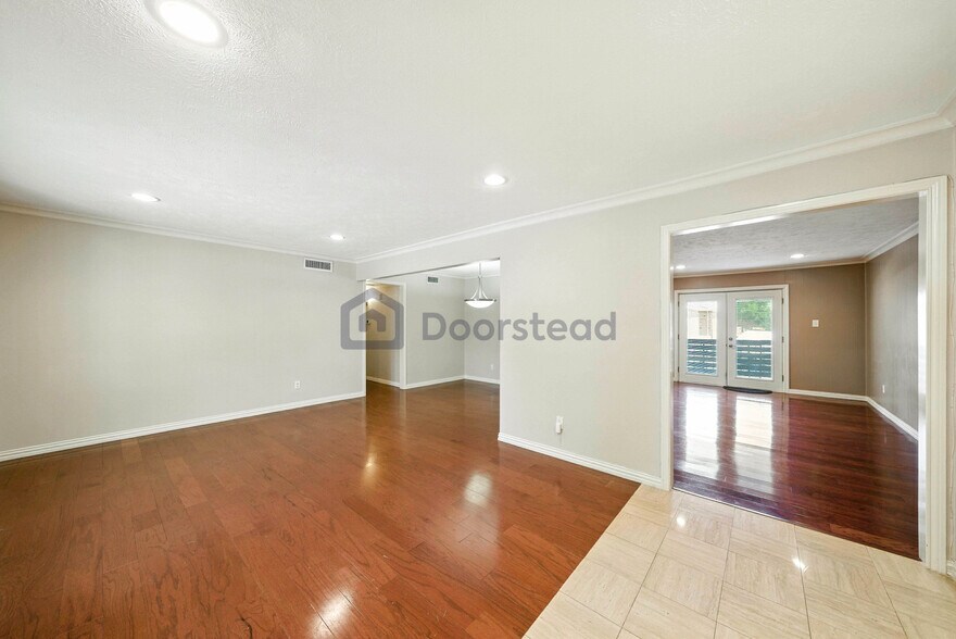 Building Photo - 6009 Sandhurst Ln