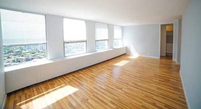 Building Photo - 2626 N Lakeview Ave