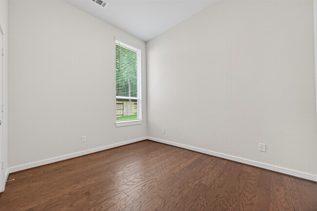 Building Photo - 212 Milas Cv