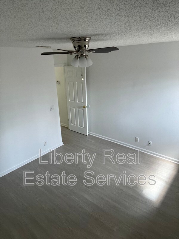 Building Photo - 910 Brett Dr