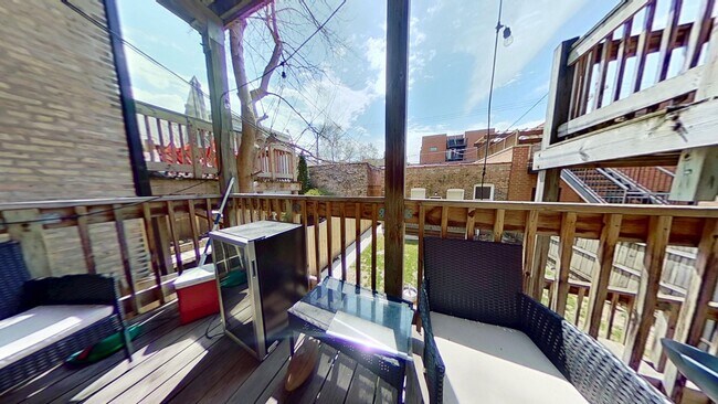 Building Photo - 1039 W Wolfram St