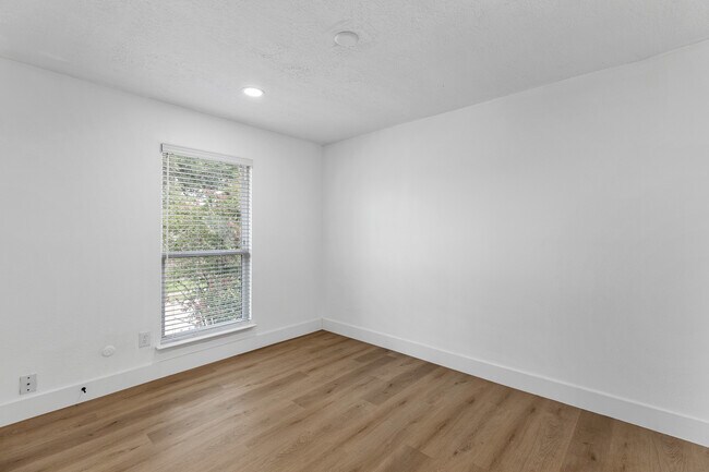 Building Photo - 12223 Kingslake Forest Dr