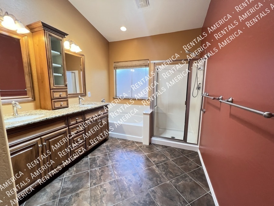 Building Photo - 1536 E Fontana Dr