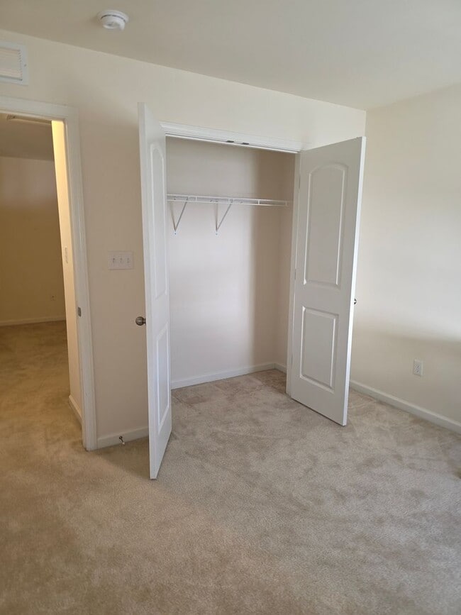 Building Photo - HYETTS CROSSING TWINHOME