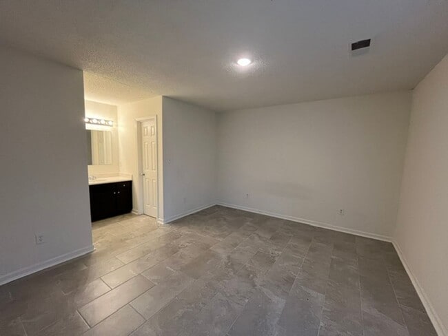 Building Photo - 1030 Simpson Cove
