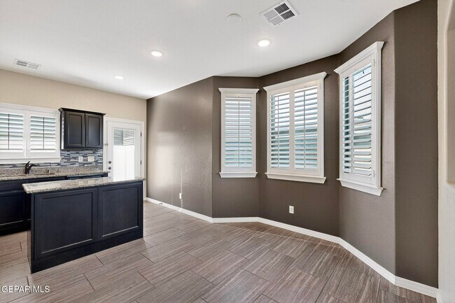 Building Photo - 220 S Manzanita Dr