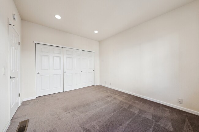 Building Photo - 435 Milan Dr