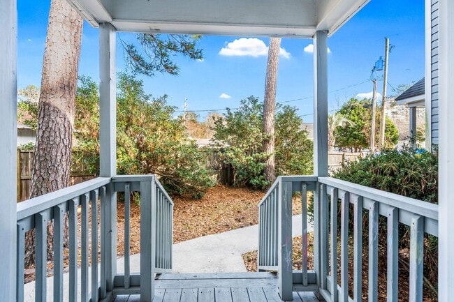 Building Photo - Reduced Rent for Any Lease Signed in Feb!! 8 Blocks to the Beach!!