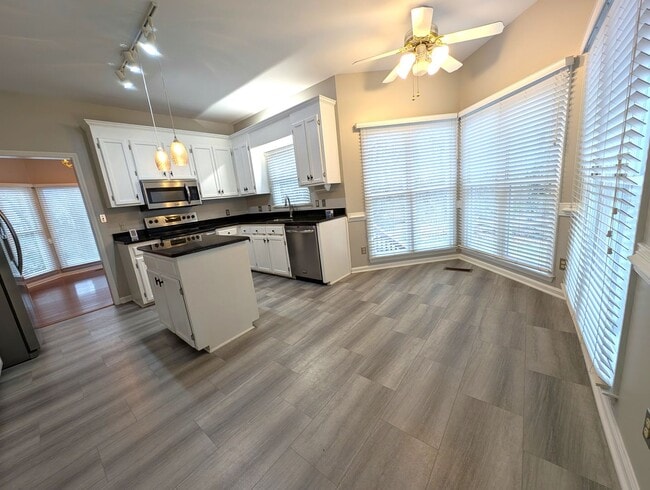 Building Photo - Beautiful 2 story, 4 bed, 2.5 bath Home Located in the Davis Lake Community!