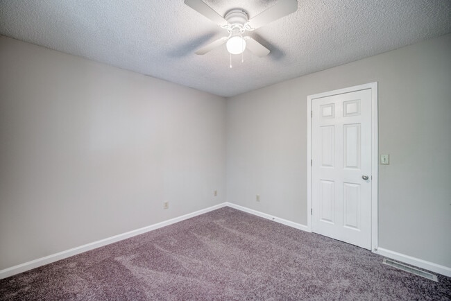 Building Photo - 4084 Hidden Hollow Dr
