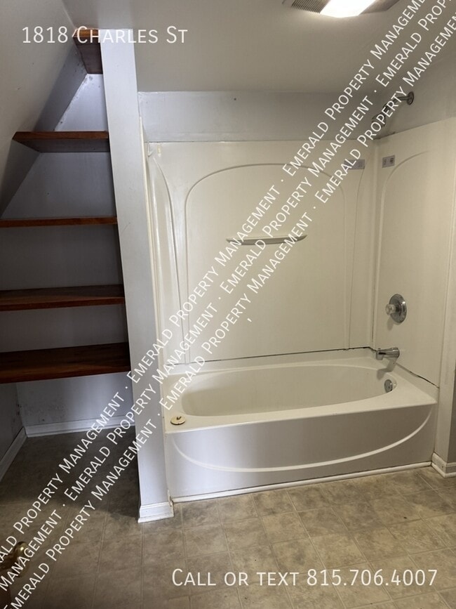 Building Photo - 1818 Charles St