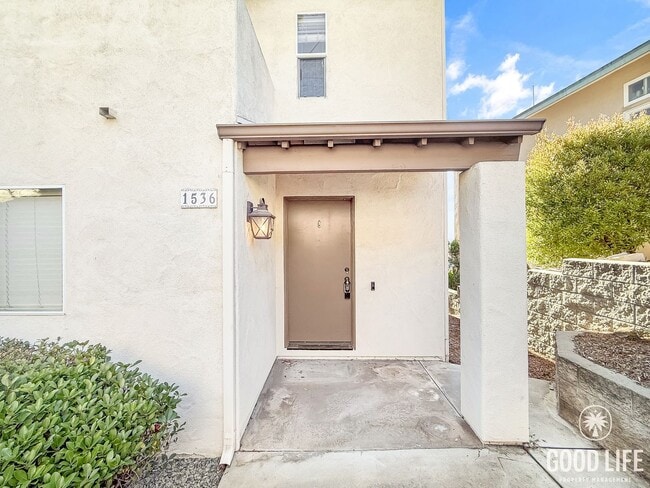 Building Photo - Stunning 2B/2.5BA Townhome in Mission Hill...