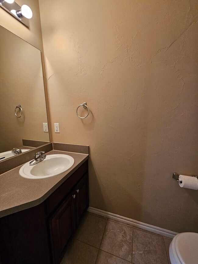 Building Photo - (3) Bed/(2.5) Bath Townhouse in Core Norman! Avail NOW!