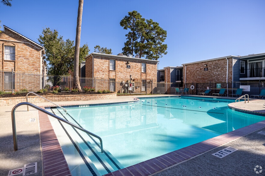 Pool - Carriage Woods Apartments