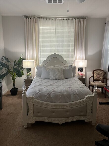 Building Photo - 1432 S Hart Dr