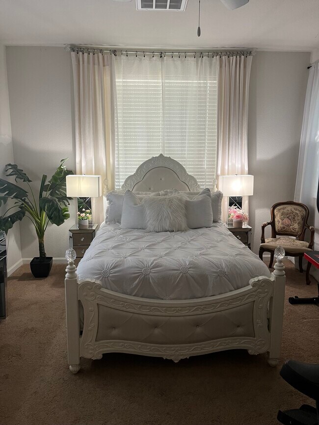 Building Photo - 1432 S Hart Dr