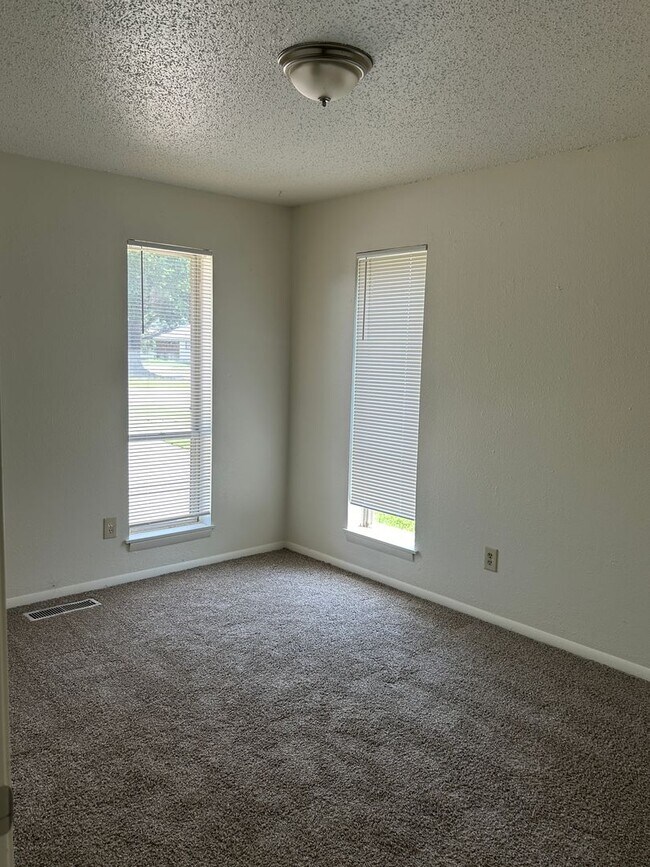 Building Photo - Spacious 3 Bedroom w/ 2 Car Garage