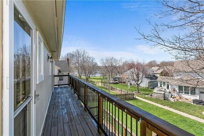 Building Photo - Huge Home in Raintree Lake!!!