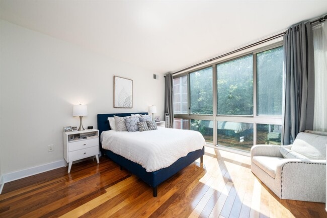 Building Photo - 800 Jackson St