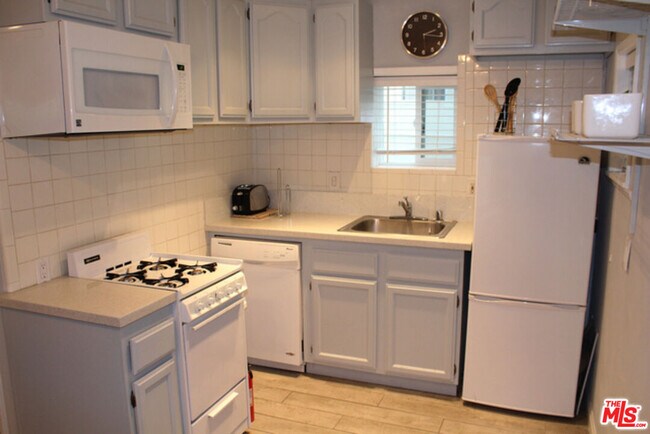 Building Photo - 900 N Gardner St