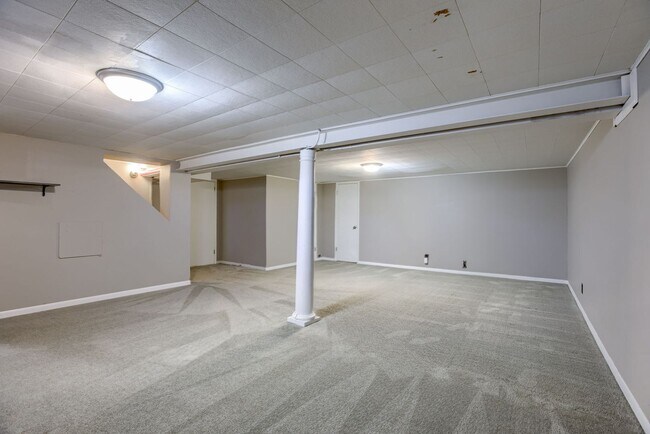 Building Photo - 4 Bedroom Westside Ranch!!