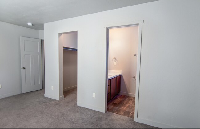 Building Photo - 194 E 700 N