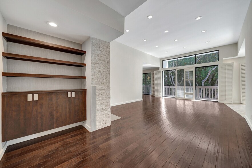Building Photo - 8871 Burton Way