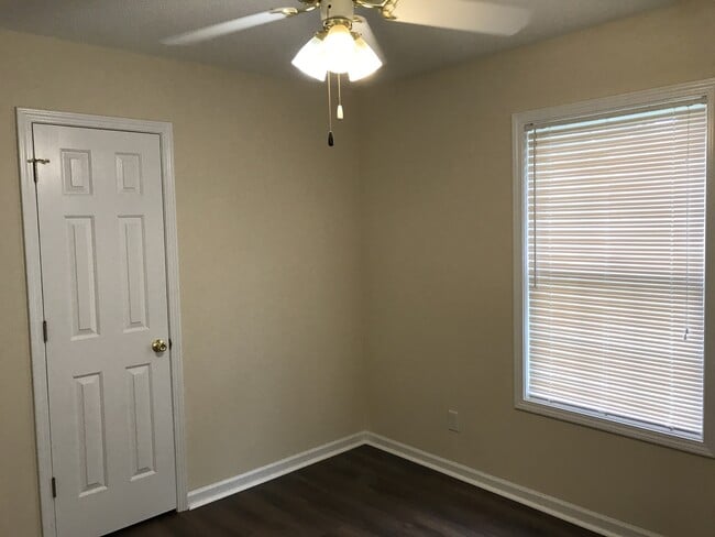 Building Photo - Pet Friendly 3 Bedroom, 2 Bath Home with Garage and Fenced In Back Yard!