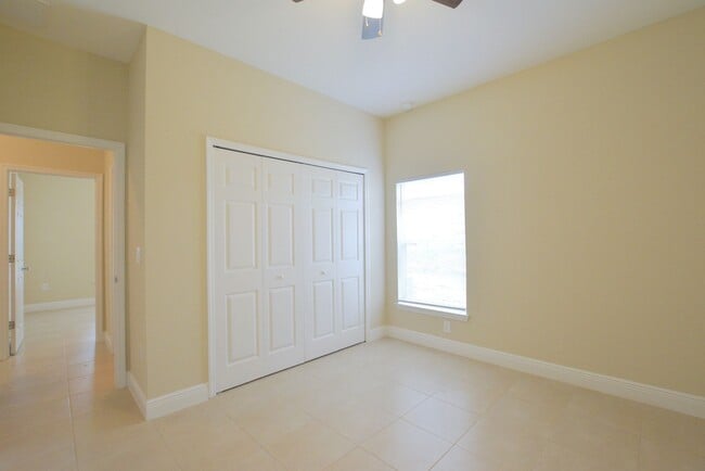 Building Photo - 517 Blackbird Ln
