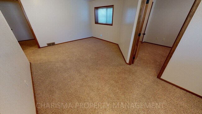 Building Photo - BEAUTIFUL & SPACIOUS 4 BD, 2 BA TOWNHOME WITH A FULLY EQUIPED KITCHEN, VAULTED CEILINGS, FIREPLAC...