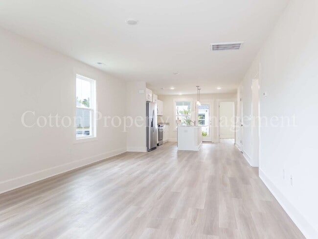 Building Photo - 29 W Pioneer Wy