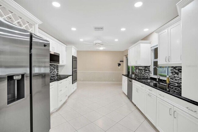 Building Photo - 2527 Lakes Dr