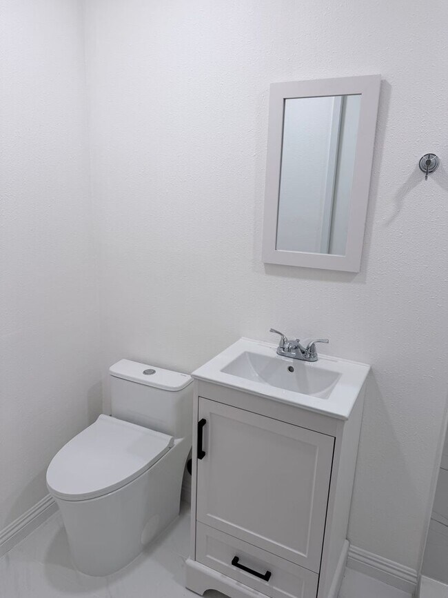 Building Photo - Coronado model with enclosed patio room in Leisure Village Camarillo