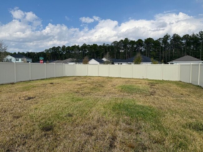 Building Photo - Like New 4/2 Lake Asbury