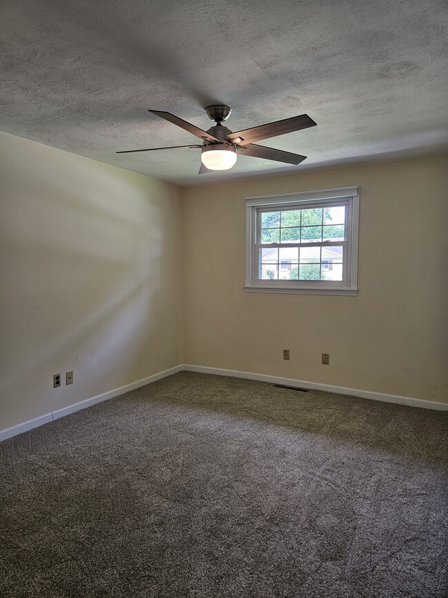 Building Photo - 38 Edenhurst Dr