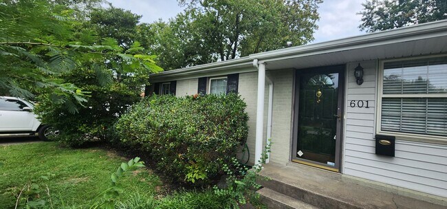 Building Photo - Check This One OUT!! To View is to Rent! 3 Bedroom, 1 Bath. Hardwood Floors, Fireplace, Tile and ...