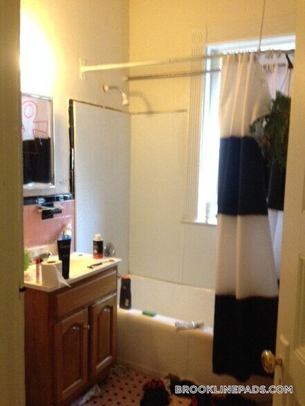 Building Photo - 1589 Beacon St