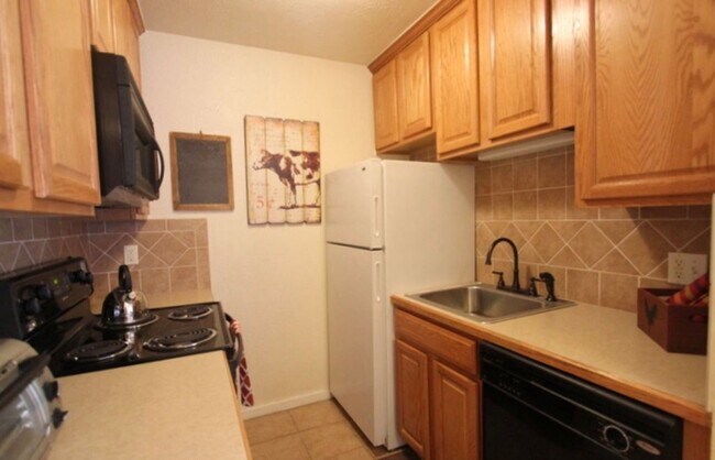 Building Photo - Bright Updated 2-Bed Condo with Vintage Charm Near Wash Park & Cherry Creek