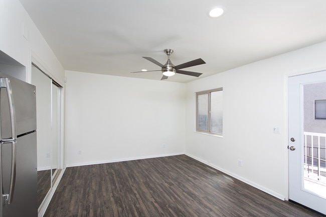 Building Photo - *OPEN HOUSE: 11/9 3-4PM* La Jolla Village ...