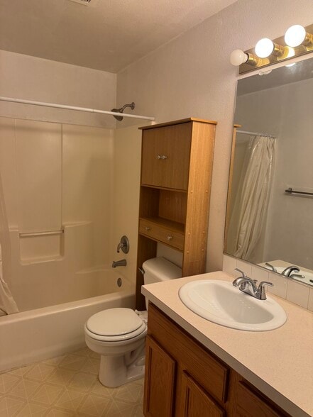 Building Photo - 3237 Olive St