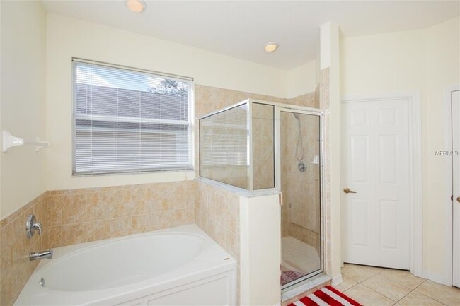 Building Photo - ANNUAL - 4/2.5 LARGE/CLEAN  HOME - GATED C...