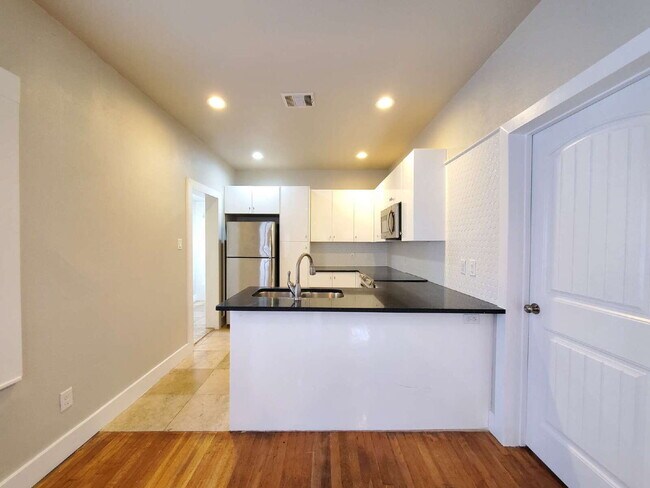 Building Photo - Modern 2-Bed / 2-Bath in Dignowity Hill with Off-Street Parking