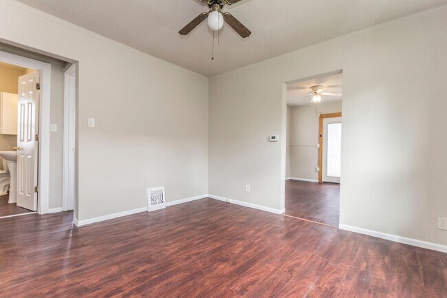 Building Photo - Spacious 2 bedroom 1 bath home