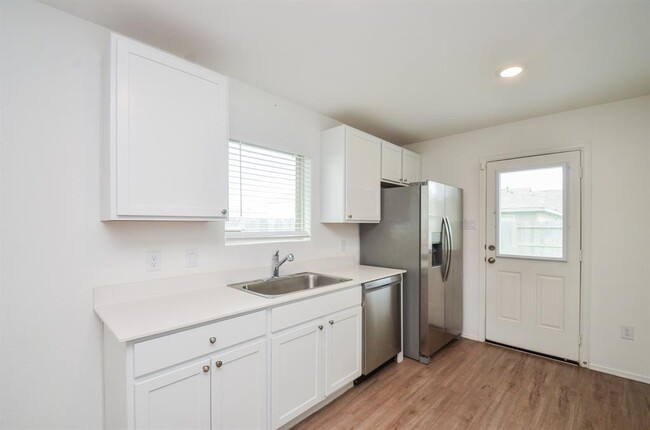 Building Photo - 4127 Saltillo Lakes Dr