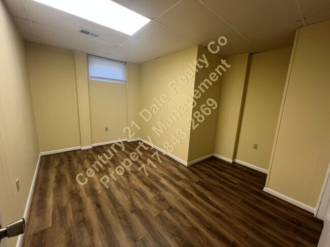 Building Photo - Very Spacious First Floor 2 Bedroom in Dov...