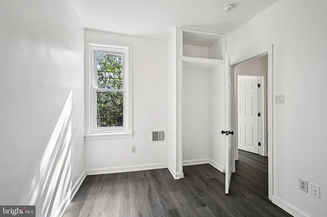Building Photo - Modern 3-Bedroom Home Near University City...