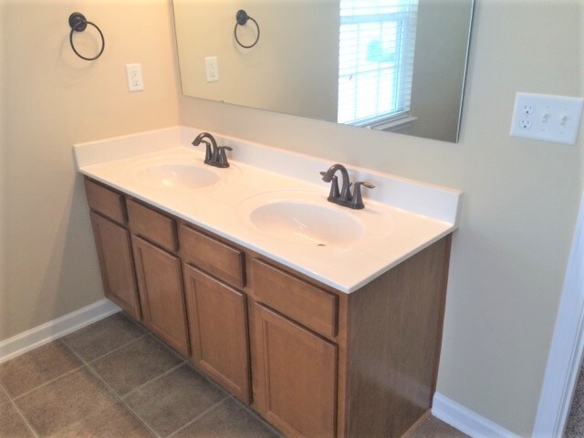 Building Photo - 2590 Leighswood Dr