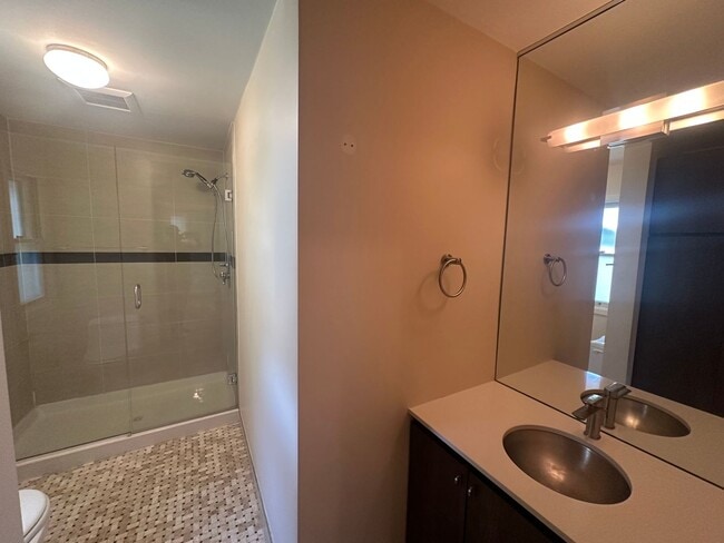 Building Photo - Luxury Living on Summit Ave! – Spacious 3B...