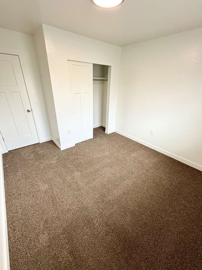 Building Photo - 676 E 550 S