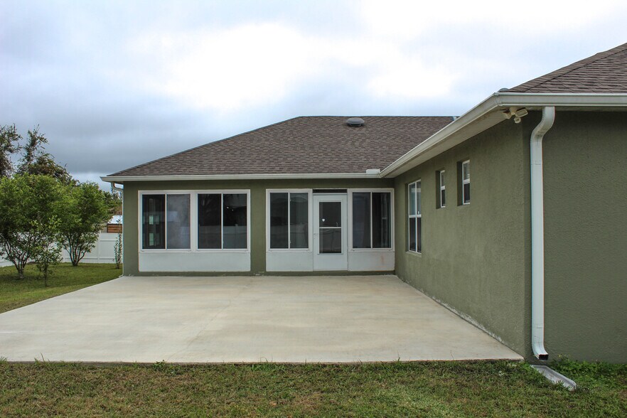 Building Photo - 1699 Landfair Ave